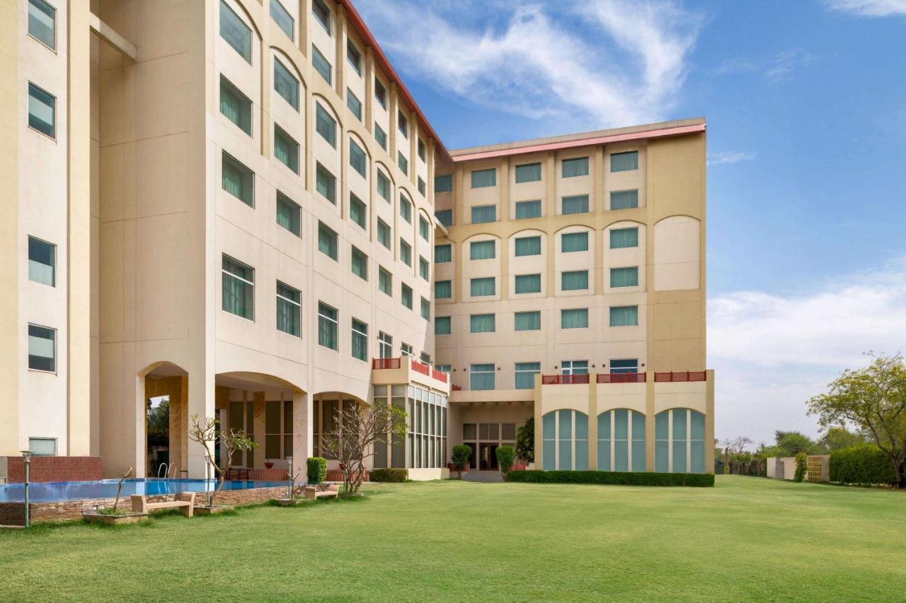 Готель Ramada By Wyndham Jaipur Jaisinghpura Екстер'єр фото