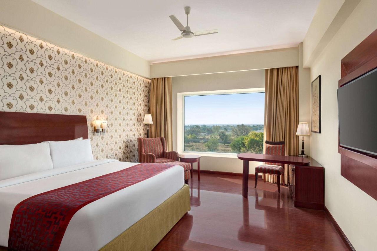 Готель Ramada By Wyndham Jaipur Jaisinghpura Екстер'єр фото