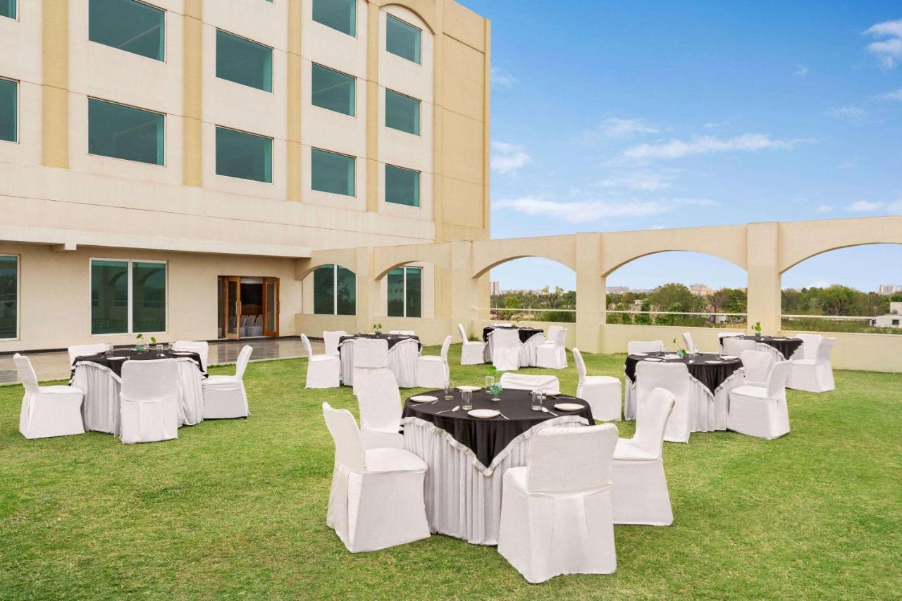 Готель Ramada By Wyndham Jaipur Jaisinghpura Екстер'єр фото