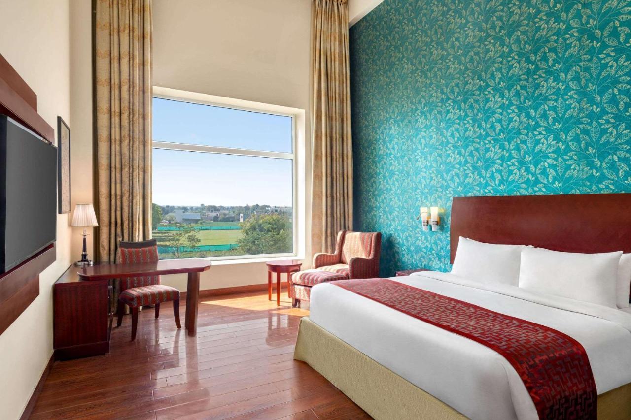 Готель Ramada By Wyndham Jaipur Jaisinghpura Екстер'єр фото