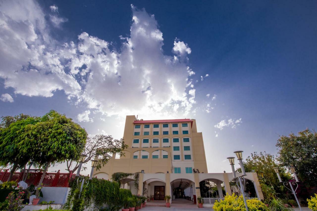 Готель Ramada By Wyndham Jaipur Jaisinghpura Екстер'єр фото