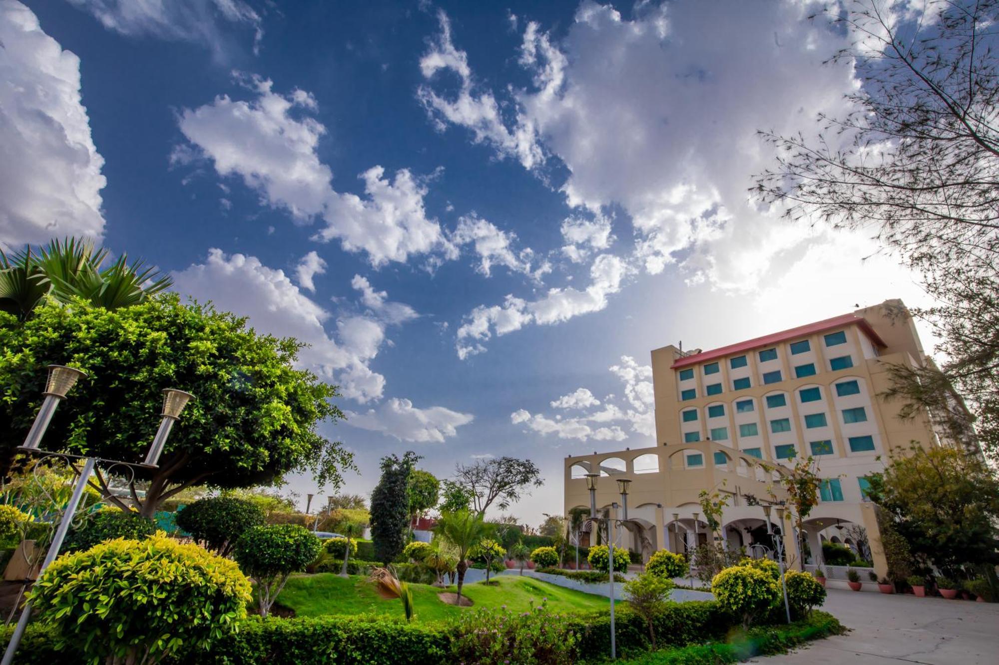 Готель Ramada By Wyndham Jaipur Jaisinghpura Екстер'єр фото