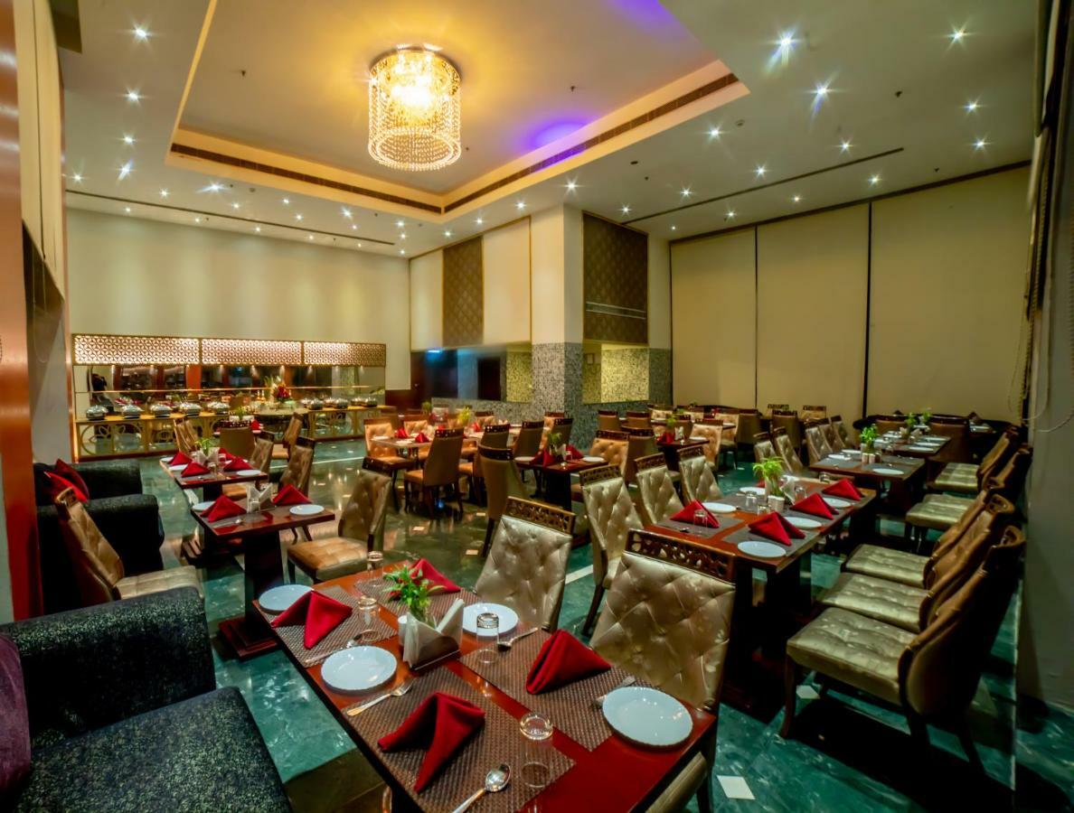 Готель Ramada By Wyndham Jaipur Jaisinghpura Екстер'єр фото