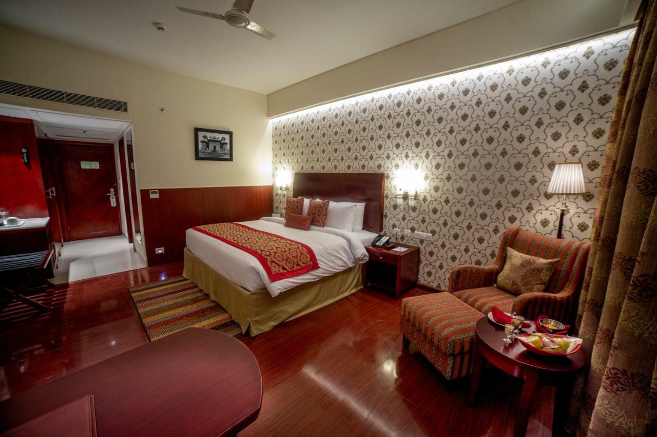 Готель Ramada By Wyndham Jaipur Jaisinghpura Екстер'єр фото