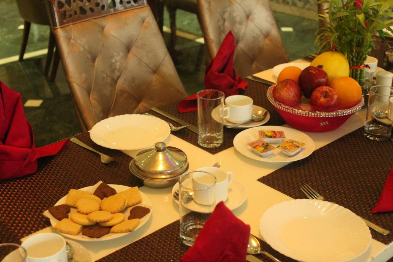 Готель Ramada By Wyndham Jaipur Jaisinghpura Екстер'єр фото