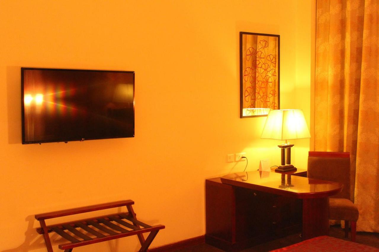 Готель Ramada By Wyndham Jaipur Jaisinghpura Екстер'єр фото