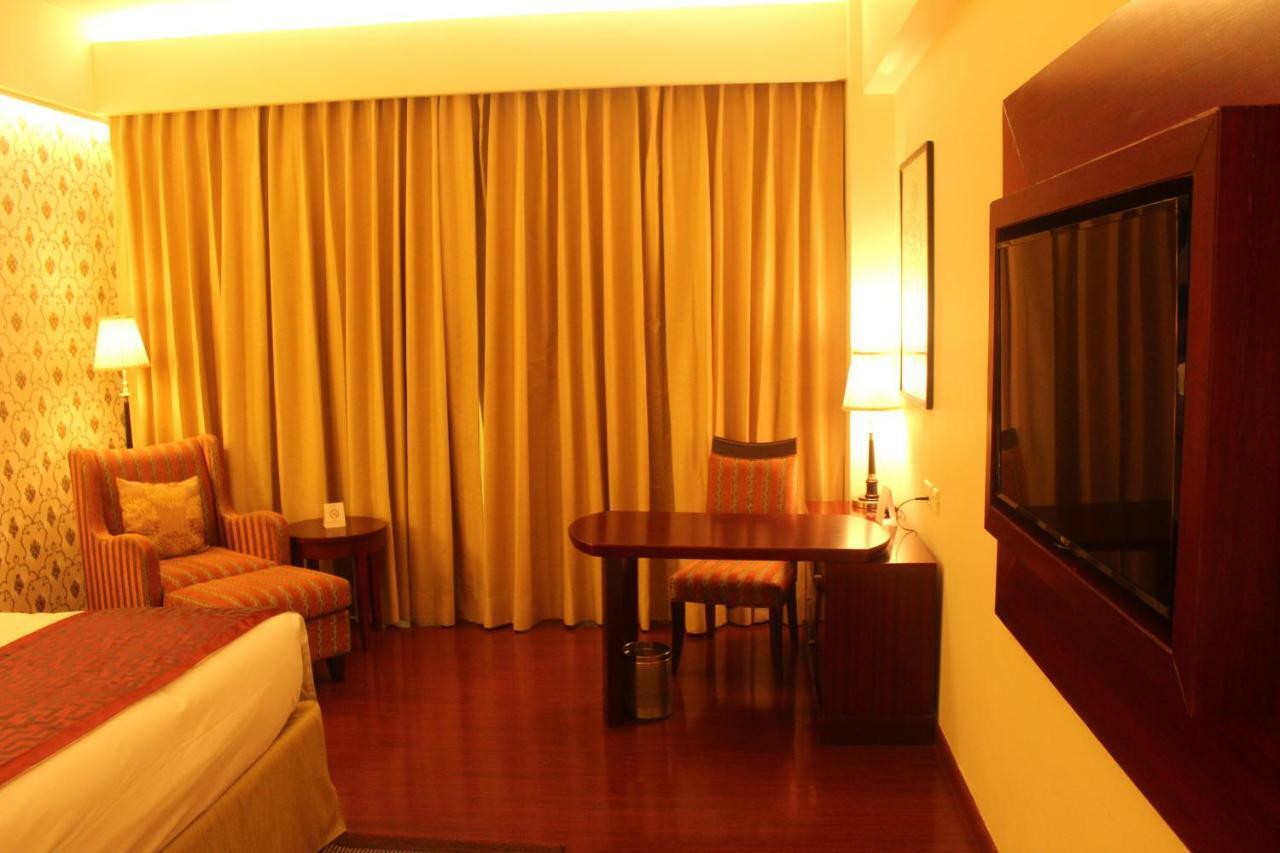 Готель Ramada By Wyndham Jaipur Jaisinghpura Екстер'єр фото