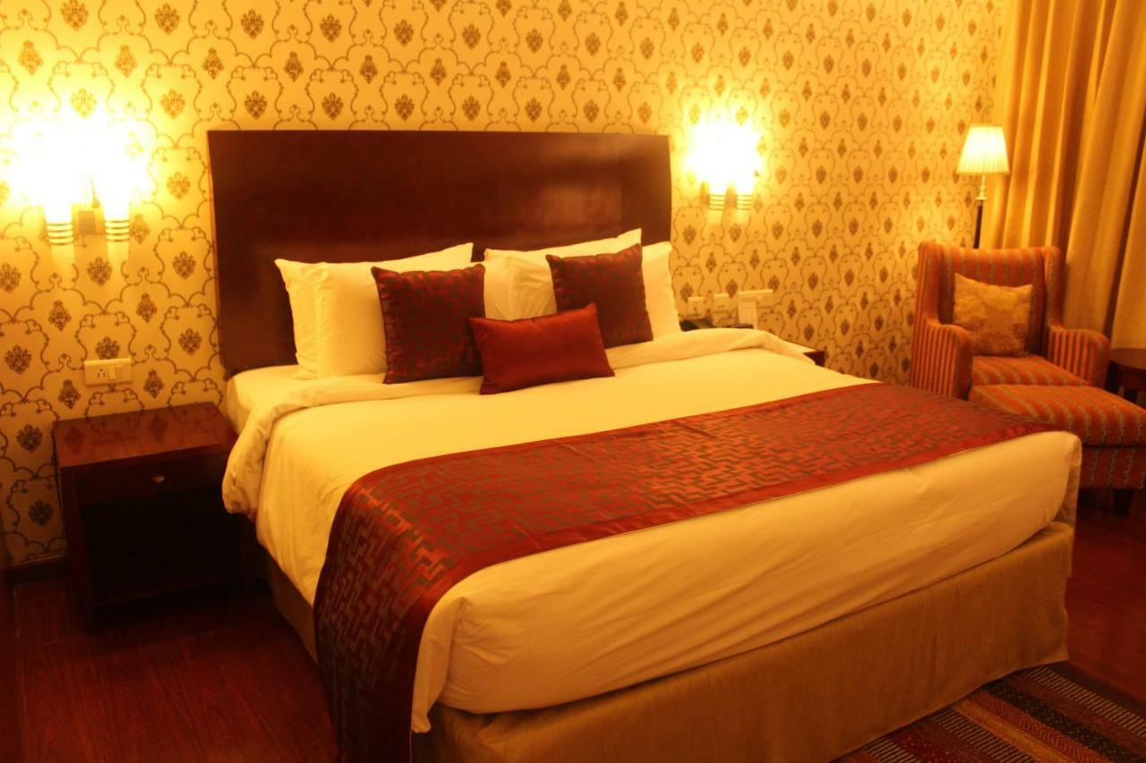 Готель Ramada By Wyndham Jaipur Jaisinghpura Екстер'єр фото