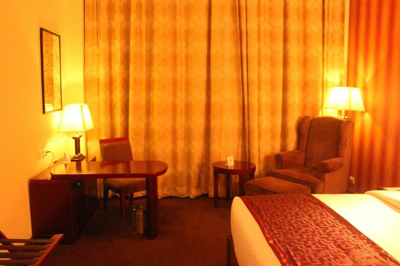 Готель Ramada By Wyndham Jaipur Jaisinghpura Екстер'єр фото