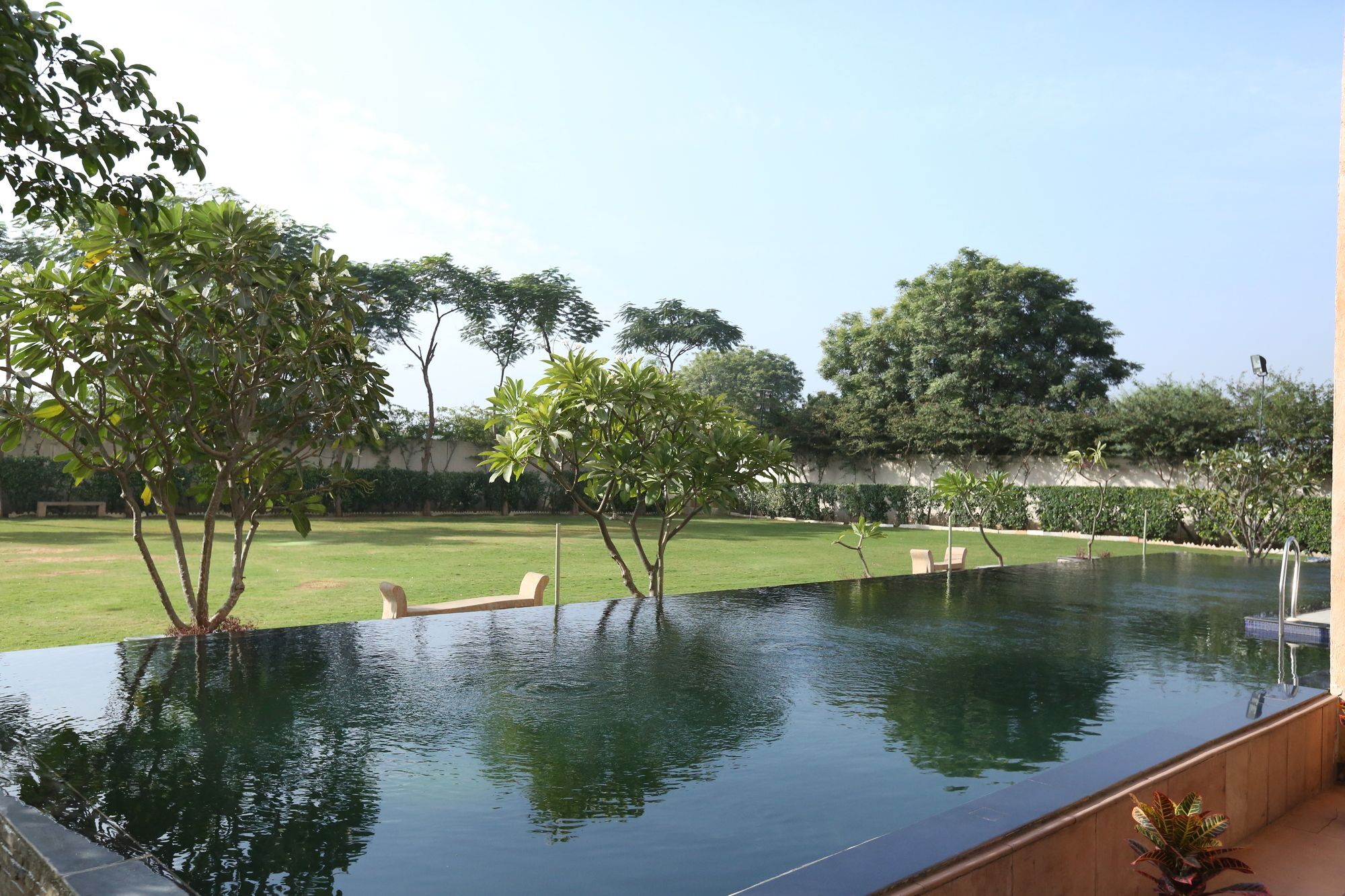 Готель Ramada By Wyndham Jaipur Jaisinghpura Екстер'єр фото