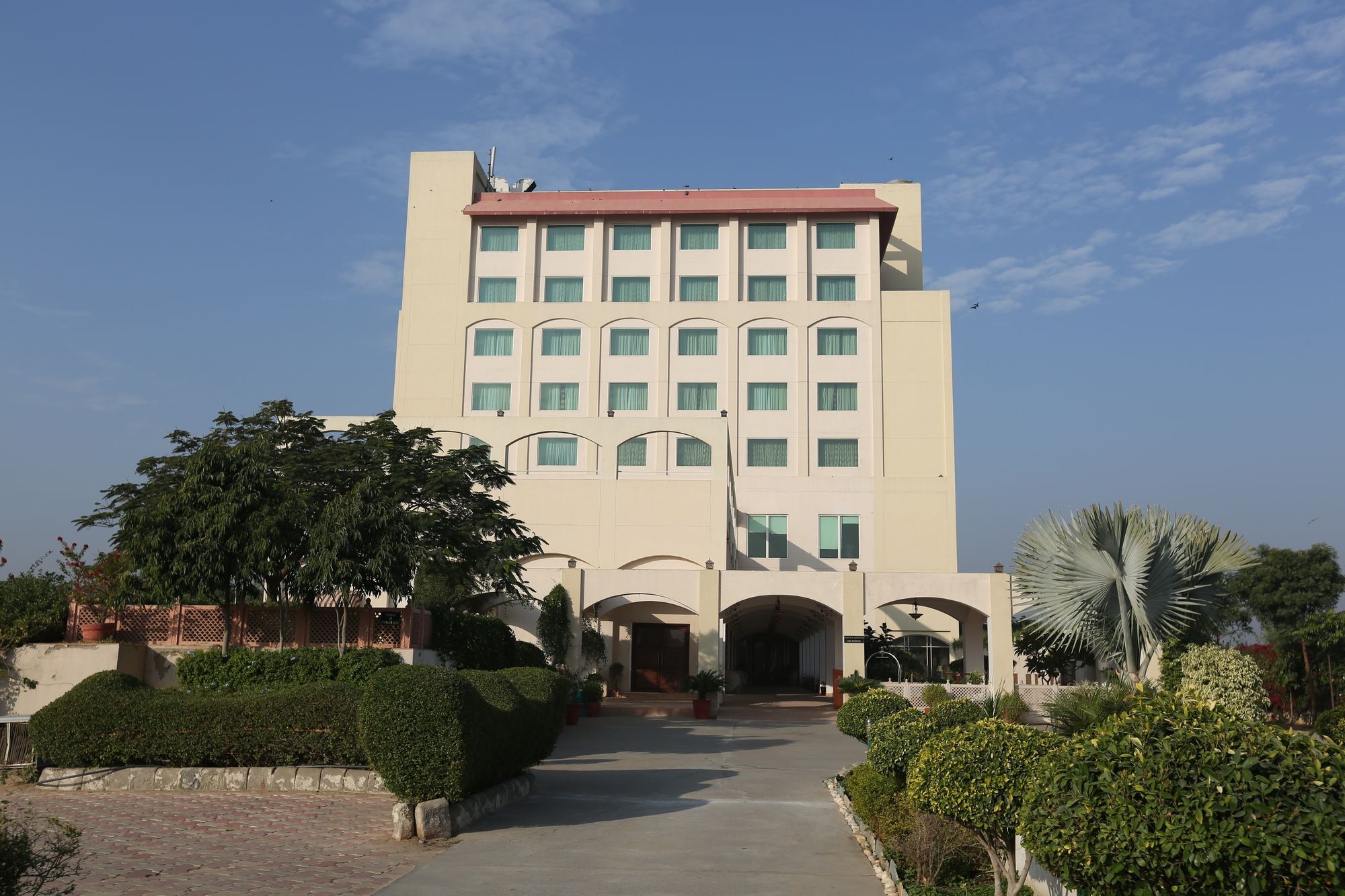 Готель Ramada By Wyndham Jaipur Jaisinghpura Екстер'єр фото